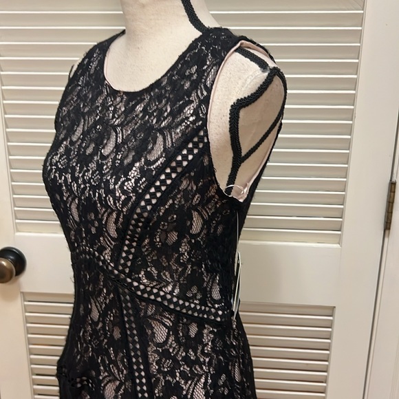 Taylor Black Lace Dress, Size 8 - Picture 10 of 17